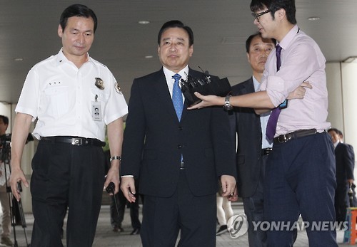 질문 듣는 이완구 전 총리