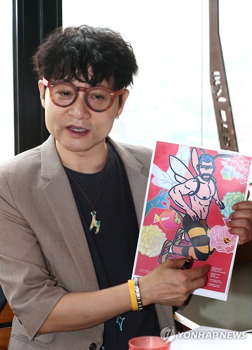 서울프라이드영화제 포스터 설명하는 김조광수