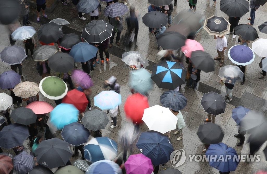 전국 흐리고 비 오다 오후 그쳐…태풍 북상 - 1