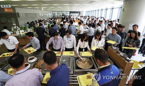 붐비는 구내식당
