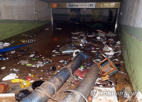 <태풍 차바> 완전히 잠긴 지하주차장