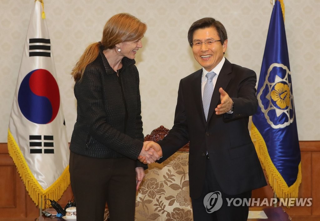 파워 주유엔 미대사와 악수하는 황교안 총리