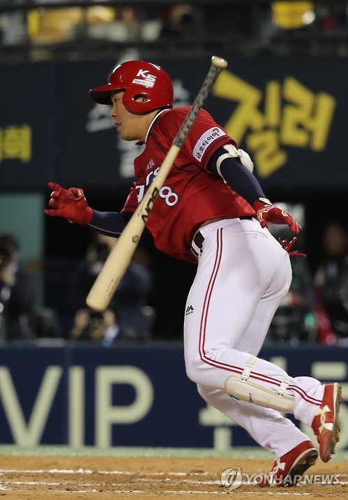 타격하는 안치홍