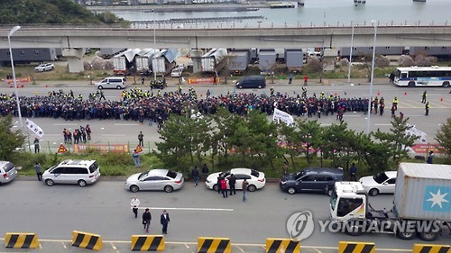 부산신항서 화물연대 도로점거 시도