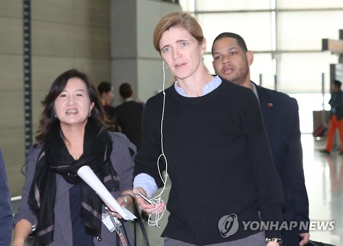 출국하는 서맨사 파워 대사
(영종도=연합뉴스) 하사헌 기자 = 서맨사 파워 유엔주재 미국대사가 지난 8일부터 시작된 방한 일정을 마치고 11일 오전 인천공항을 통해 출국하고 있다. 파워 대사는 방한 기간 판문점을 방문하고, 북한이탈주민정착지원사무소와 탈북 청소년 대안학교 등을 찾아 다양한 탈북자들을 직접 만났다. 2016.10.11
toadboy@yna.co.kr