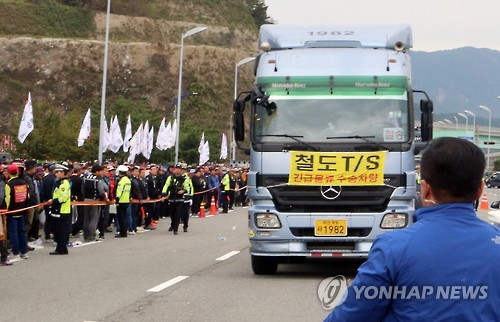 부산항 투입된 긴급 물류 수송차량