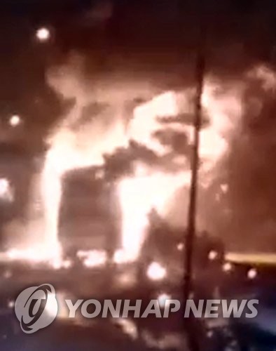 <관광버스 화재사고> 불길 치솟는 버스