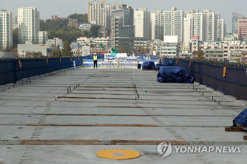 바닥판 설치 마친 서울역고가 보행길