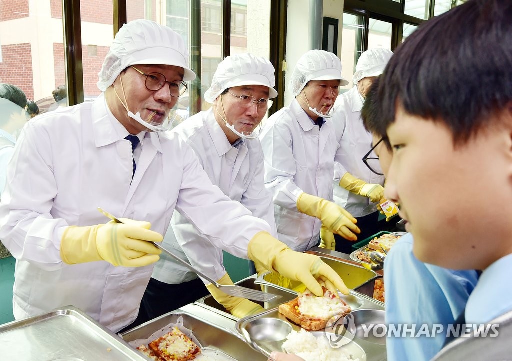 급식 배식하는 이청연·유정복