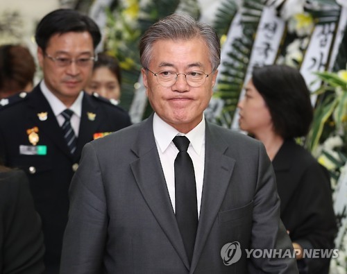 문재인, 입 굳게 다물고
(서울=연합뉴스) 김주형 기자 = 문재인 더불어민주당 전 대표가 21일 오후 서울 송파구 경찰병원 장례식장에 마련된 고 김창호 경감의 빈소를 찾아 조문한 뒤 자리를 나서고 있다. 2016.10.21
kjhpress@yna.co.kr