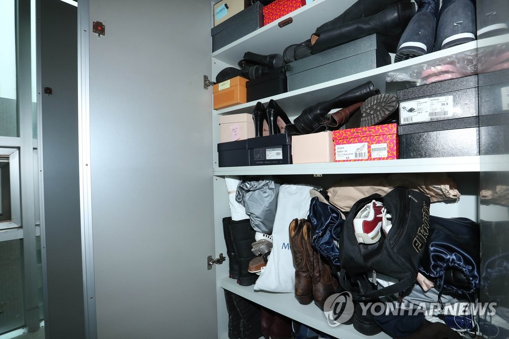 서울 강남구 신사동 최 씨 소유 빌딩 자택 입구에 최씨 모녀의 것으로 추정되는 명품 신발이 채워져 있는 모습