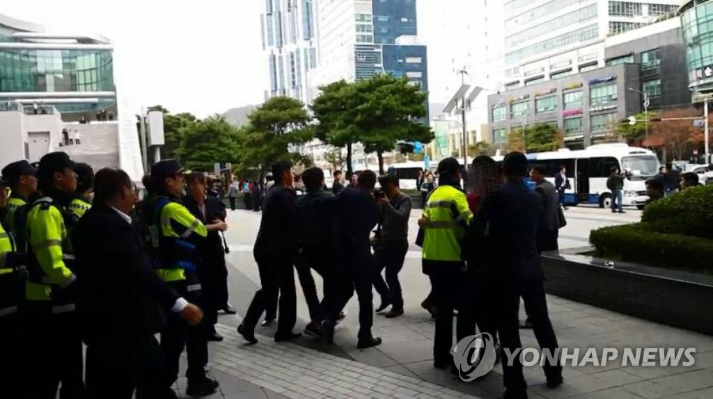 박 대통령 참석 행사장 앞에서 하야요구 기습시위