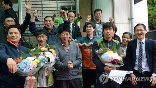 만세 외치는 '삼례 3인조'