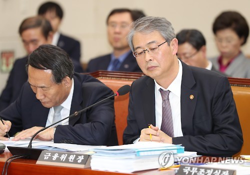 정무위서 질의 듣는 임종룡 금융위원장