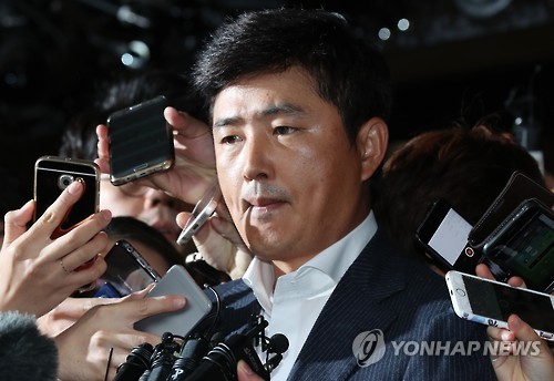 입 다문 고영태