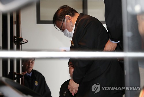 고개숙인 청와대 '왕수석' 안종범