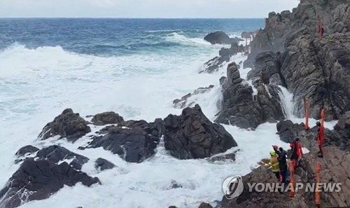 갯바위 사고 수색 나선 해경과 소방당국
