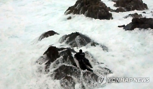 파도와 싸우는 해경특공대원