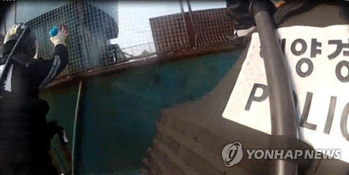 등선방해용 철망설치하고 도주하는 중국어선 나포