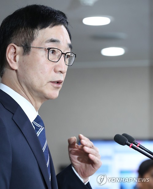 결과 발표하는 이준식 부총리 (서울=연합뉴스) 이진욱 기자 = 이준식 사회부총리 겸 교육부 장관이 18일 오전 서울 세종로 정부서울청사에서 '비선실세' 최순실씨의 딸 정유라씨의 '부정입학' 의혹 등과 관련한 이화여대 특별감사 결과를 발표하고 있다. 2016.11.18 cityboy@yna.co.kr