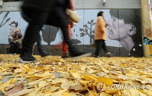 23일 오후 대구시 중구 대봉동 김광석다시그리기길을 찾은 관광객들이 노란 은행잎이 깔린 길을 걷고 있다.
