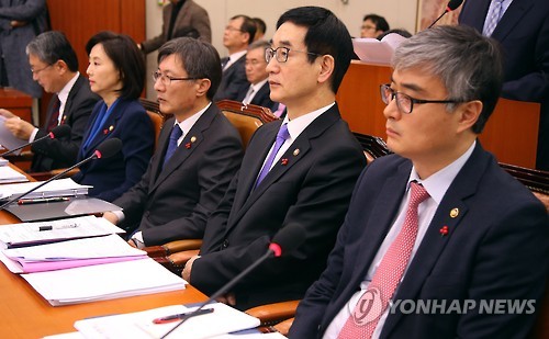 생각에 잠긴 교육부 장관