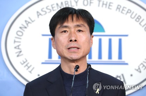 브리핑하는 정의당 한창민 대변인(자료사진)