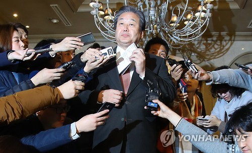 긴급회동 내용 담은 메모 꺼내는 김무성