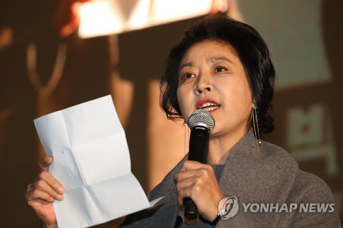 지난해 촛불집회 무대에 오른 김부선