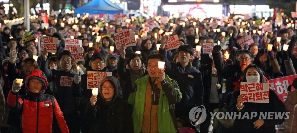 박근혜 대통령 퇴진 요구 촛불집회 [연합뉴스 자료 사진]
