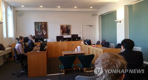 (올보르<덴마크>=연합뉴스) 김병수 특파원 = '비선 실세' 최순실 씨의 딸 정유라 씨의 구속연장 여부 심리가 열리는 덴마크 올보르 지방법원에서 관계자들이 정 씨의 심리를 준비하고 있다. 2017.1.2