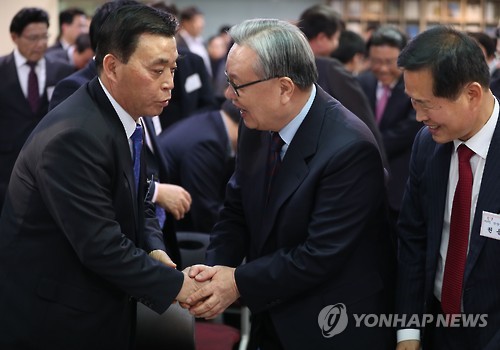 인사하는 인명진 비대위원장