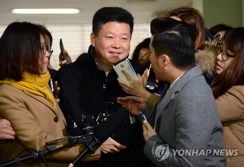 취재진 질문 듣는 김 전 비서관