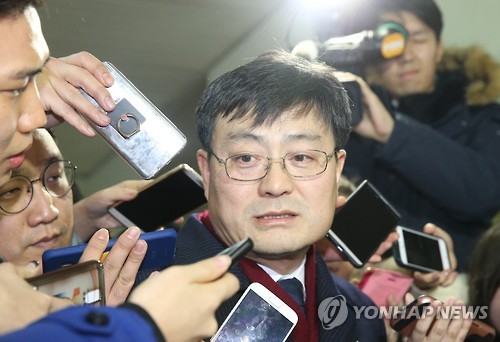 질문에 답하는 송수근 차관