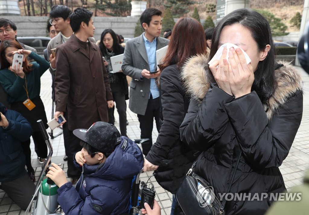 울음 터뜨리는 가습기 살균제 피해자 가족