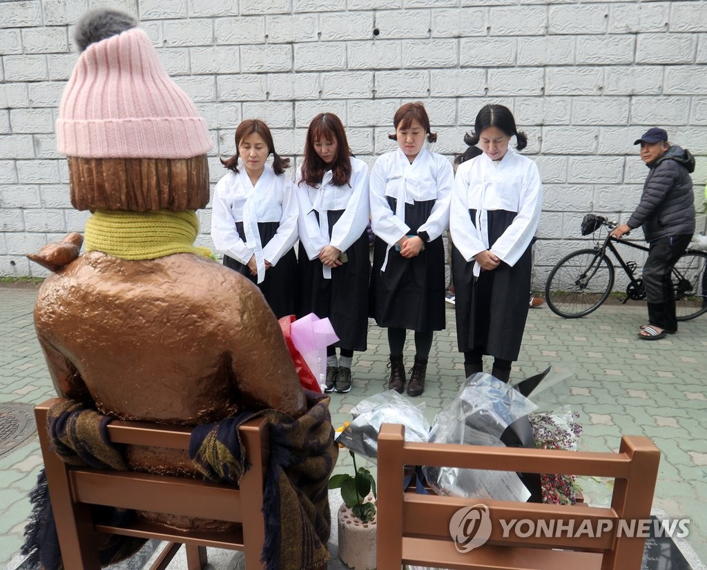 少女像前默哀追思