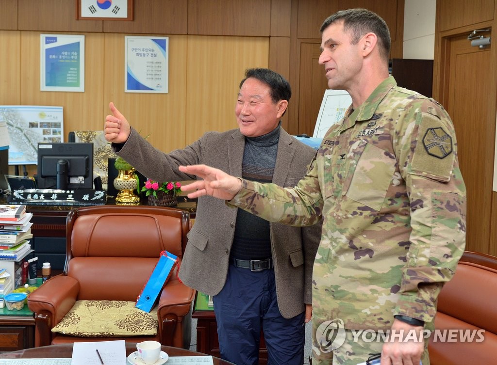 주한미군 제4지역 사령관 만난 부산 동구청장