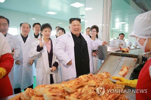 김치공장 둘러보는 김정은
(서울=연합뉴스) 김정은 북한 노동당 위원장이 최근 개조 공사를 마친 평양시 외곽 류경김치공장을 시찰했다고 노동신문이 12일 보도했다. 김정은은 이 공장에서 "인민생활 향상을 위한 올해의 총진군길에서도 마음속 신들메(신이 벗겨지지 않도록 발에다 동여매는 끈)를 더 바싹 조여매고 내달려야 한다"고 강조했다. 2017.1.12 << 국내에서만 사용가능. 재배포 금지. For Use Only in the Republic of Korea. No Redistribution >>
nkphoto@yna.co.kr