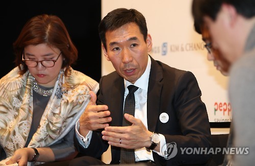 인터뷰하는 제임스 최 주한 호주대사