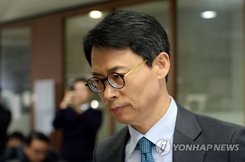 굳은 표정으로 회견장 입장하는 이규철 특검보