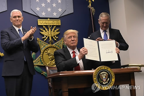 反이민 행정명령 서명한 도널드 트럼프 미국 대통령