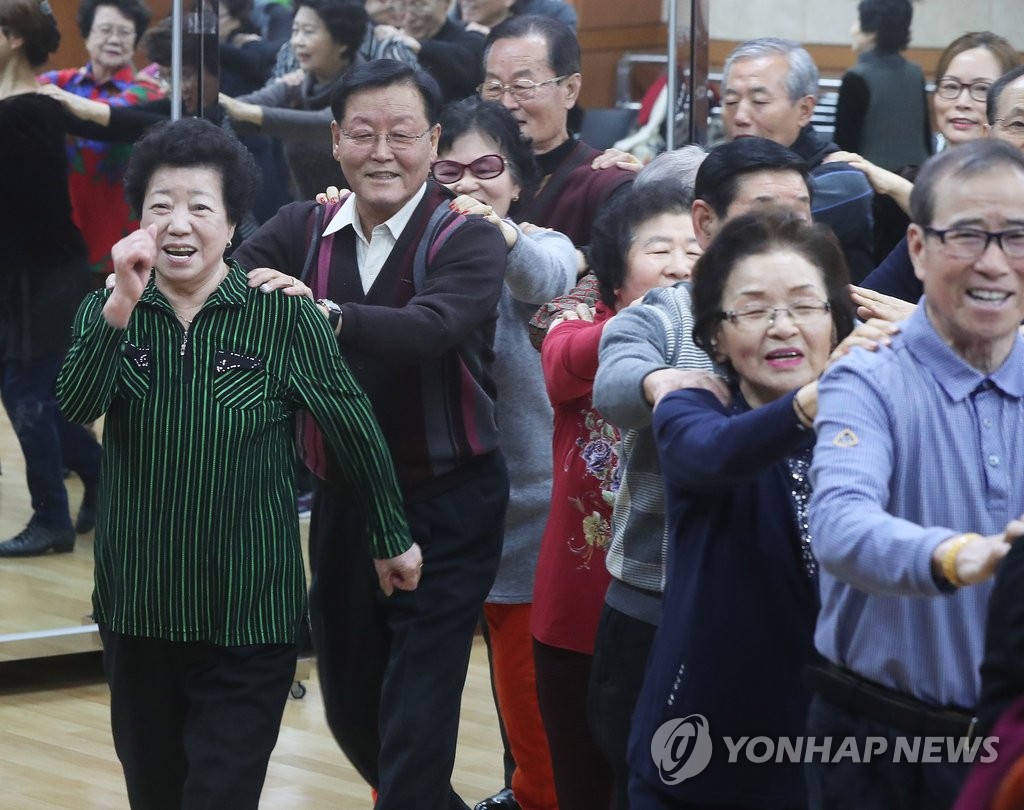 수원 노인복지관에서 어르신들이 서로 어깨를 주물러주며 명절 피로를 풀고 있는 모습. [연합뉴스 자료사진]