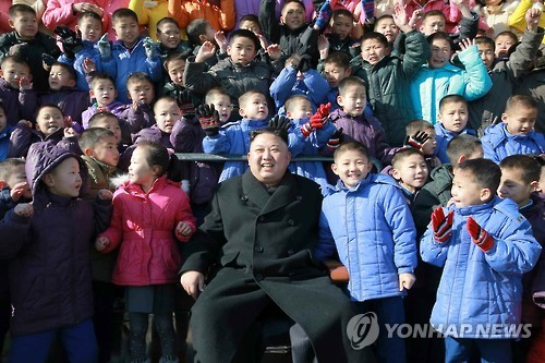 김정은, 신축 고아 교육시설 시찰
(서울=연합뉴스) 김정은 북한 노동당 위원장이 새로 건설된 평양초등학원을 시찰했다고 노동신문이 2일 보도했다. 평양초등학원과 지난해 7월 신축된 평양중등학원은 모두 고아를 위한 교육기관이다. 2017.2.2 << 국내에서만 사용가능. 재배포 금지. For Use Only in the Republic of Korea. No Redistribution >>
nkphoto@yna.co.kr