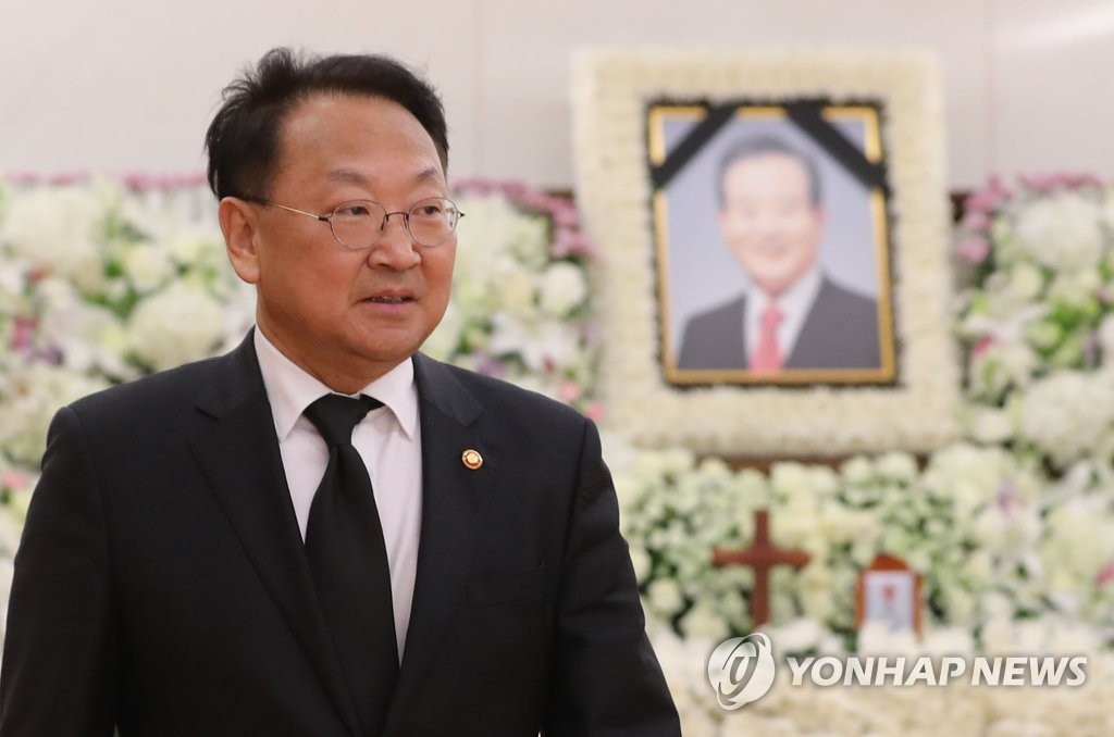 유일호 부총리, 강봉균 전 장관 빈소 조문