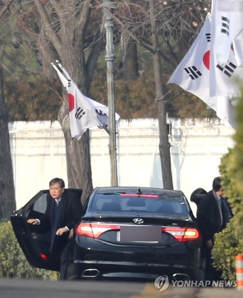 '압수수색' 박충근 특검보 차량 청와대 앞 도착