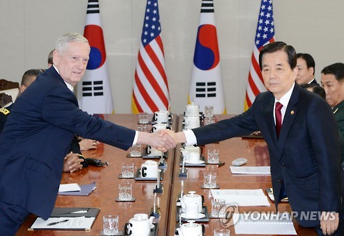 악수하는 한·미 국방부 장관