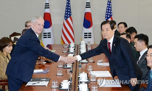 악수하는 한·미 국방부 장관