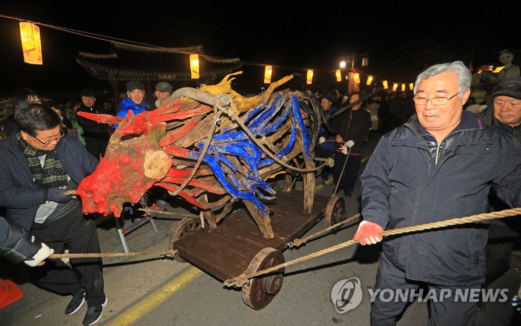 낭쉐(나무로 만든 소)몰이 하는 참가자들