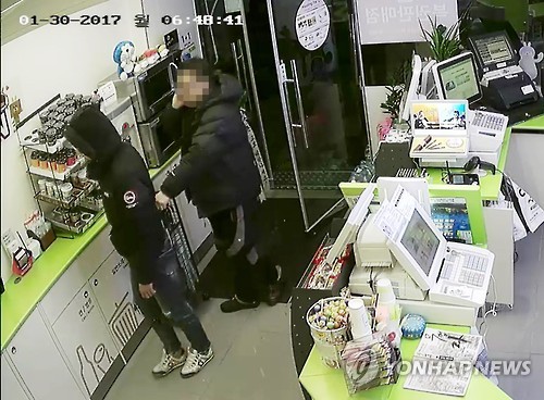 위조지폐범 붙잡은 편의점 직원