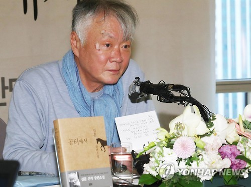 새 책 이야기하는 김훈 (서울=연합뉴스) 이재희 기자 = 소설가 김훈이 6일 오후 서울 중구 프레스센터에서 장편소설 '공터에서' 출간 기자간담회를 열고 있다. 2017.2.6 scape@yna.co.kr